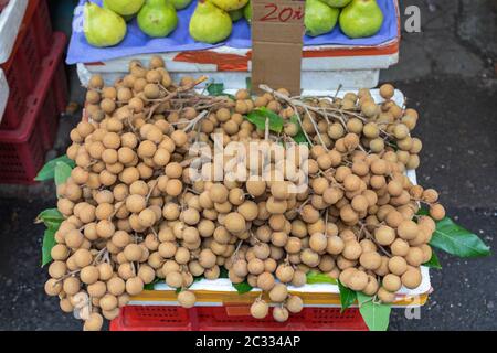 Bouquet de Fruits longane au Farmers Market Banque D'Images