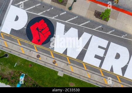 Detroit, États-Unis. 18 juin 2020. Detroit, Michigan - avec l'appui de la ville de Detroit, les adolescents ont peint « L'ÉNERGIE AUX GENS » sur Woodward Avenue au centre-ville. Le projet intervient dans le cadre de semaines de manifestations contre la violence policière et le meurtre de George Floyd et d'autres Afro-Américains. Crédit : Jim West/Alay Live News Banque D'Images