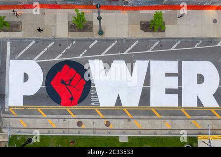 Detroit, États-Unis. 18 juin 2020. Detroit, Michigan - avec l'appui de la ville de Detroit, les adolescents ont peint « L'ÉNERGIE AUX GENS » sur Woodward Avenue au centre-ville. Le projet intervient dans le cadre de semaines de manifestations contre la violence policière et le meurtre de George Floyd et d'autres Afro-Américains. Crédit : Jim West/Alay Live News Banque D'Images