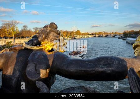 Paris, France - Novembre 2017 : vue depuis le pont Alexandre III à la Seine. Paris. France Banque D'Images