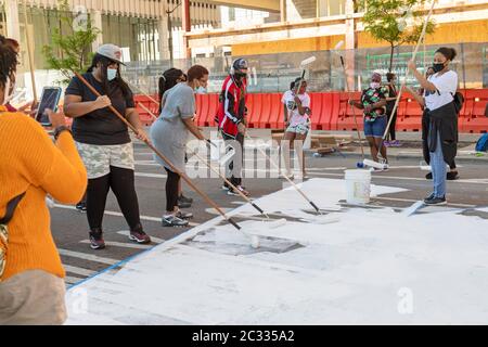 Detroit, États-Unis. 17 juin 2020. Detroit, Michigan - avec l'appui de la ville de Detroit, les adolescents ont peint « L'ÉNERGIE AUX GENS » sur Woodward Avenue au centre-ville. Le projet intervient dans le cadre de semaines de manifestations contre la violence policière et le meurtre de George Floyd et d'autres Afro-Américains. Crédit : Jim West/Alay Live News Banque D'Images