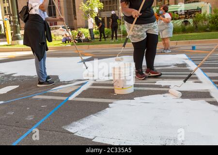 Detroit, États-Unis. 17 juin 2020. Detroit, Michigan - avec l'appui de la ville de Detroit, les adolescents ont peint « L'ÉNERGIE AUX GENS » sur Woodward Avenue au centre-ville. Le projet intervient dans le cadre de semaines de manifestations contre la violence policière et le meurtre de George Floyd et d'autres Afro-Américains. Crédit : Jim West/Alay Live News Banque D'Images