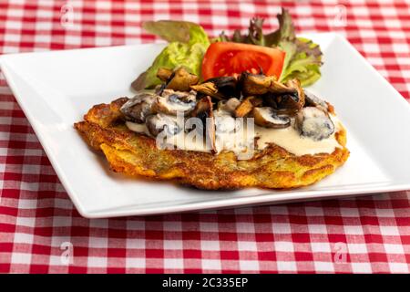 romesti suisse avec sauce aux champignons Banque D'Images