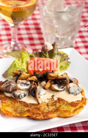 romesti suisse avec sauce aux champignons Banque D'Images