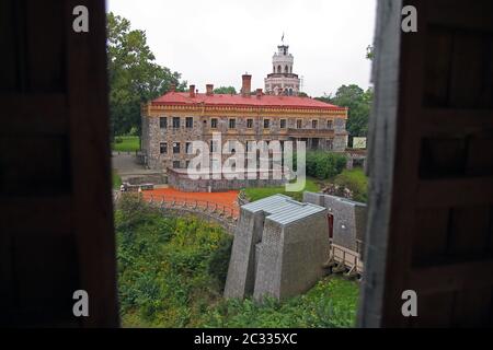 Vue sur le château de Sigulda depuis une fenêtre Banque D'Images