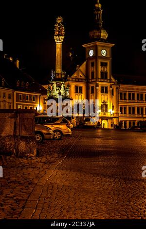 Vue de nuit sur une ville Loket et le château de Loket (Hrad Loket, Burg Elbogen), château imprégnable sur un rocher massif, illuminé par des lampes de rue. spo Tourist Banque D'Images