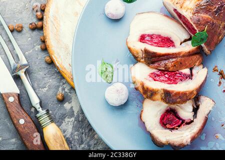 La viande de porc farci de porc.les cerises. Banque D'Images