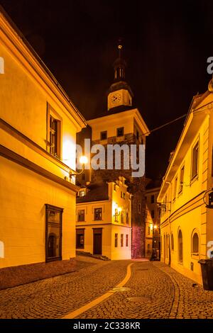 Vue de nuit sur une ville Loket et le château de Loket (Hrad Loket, Burg Elbogen), château imprégnable sur un rocher massif, illuminé par des lampes de rue. spo Tourist Banque D'Images