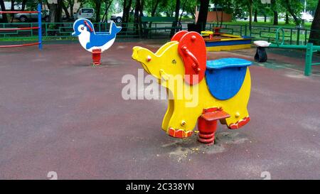 terrain de jeu dans le parc d'été, balançoire vide et cheval à bascule Banque D'Images