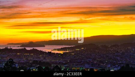 Coucher de soleil sur la ville de Pontevedra, Poio, Ria de Pontevedra et l'île de Tambo. Banque D'Images