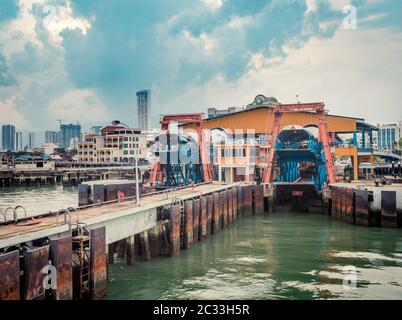 Le terminal de ferry rapide de Penang, Malaisie. Vue depuis le détroit de Penang Banque D'Images