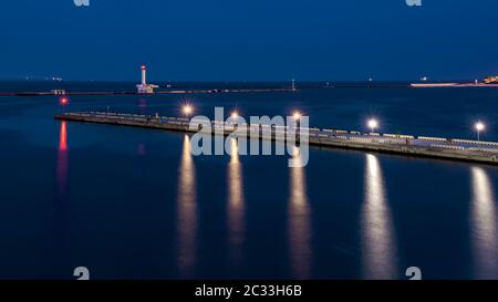 Vue panoramique sur la mer et port terminal de fret à Odessa, Ukraine, à la nuit d'été Banque D'Images