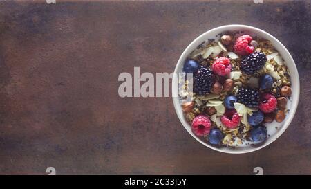 Un bol de muesli avec des fruits sur un fond de métal Banque D'Images