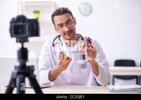 Jeune homme médecin cardiologue de l'enregistrement vidéo pour son blog Banque D'Images