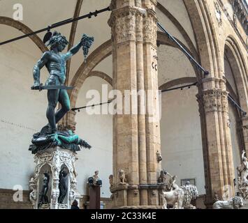 Perseus tenant la tête de Medusa, sculpture en bronze de Benvenuto Cellini, sur la Piazza della Signoría, Florence, Toscane, Italie Banque D'Images