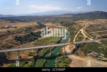 Vue aérienne sur le pont routier au-dessus de la rivière près de la plage de Geropotamos en Crète, Grèce. Banque D'Images