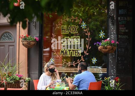 Hoboken, États-Unis. 18 juin 2020. Les clients sont assis à l'extérieur d'un restaurant, car de nouvelles mesures sont mises en place pour permettre aux gens de se rassembler à l'extérieur après des mois d'être sous le contrôle de COVID-19 pour prévenir la propagation du virus mortel, à Hoboken, NJ, 18 juin 2020. En vertu des ordonnances de la ville, les entreprises comme les restaurants peuvent étendre l'espace extérieur sur les trottoirs. (Anthony Behar/Sipa USA) crédit: SIPA USA/Alay Live News Banque D'Images