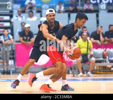 (200619) -- ZADAR, 19 juin 2020 (Xinhua) -- Grigor Dimitrov (L) est joueur de tennis bulgare avec Novak Djokovic, joueur de tennis serbe, lors d'un match de basket-ball amical avant le tournoi de tennis humanitaire Adria Tour à Zadar, Croatie, le 18 juin 2020. Adria Tour est organisé par le joueur de tennis serbe Novak Djokovic afin de promouvoir le sport, les valeurs positives et le fair play, et aussi de recueillir des fonds pour ceux qui ont besoin d'aide. Zadar accueillera le tournoi avec Djokovic et les meilleurs joueurs de tennis croates du 19 au 21 juin. (Marko Dimic/Pixsell via Xinhua) Banque D'Images