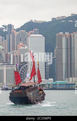 Jonque traditionnelle avec Red Sails à Hong Kong Banque D'Images
