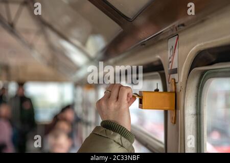 Une femme indique un billet de transport en commun par poinçonnage. Banque D'Images