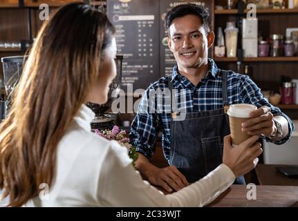 Barista servant une tasse de café Banque D'Images