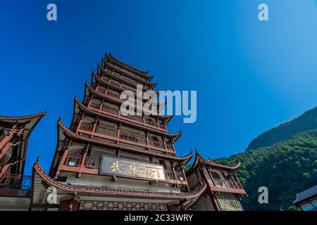 Pagoda à l'entrée de Wulingyuan au parc national de Zhangjiajie Banque D'Images