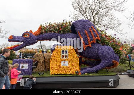 Noordwijkerhout, Pays-Bas - 21 Avril 2017 : la plate-forme avec tulipes et jacinthes lors du traditionnel défilé de Noordwijk Bloemencorso fleurs Banque D'Images