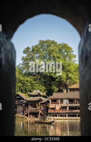 Vieilles maisons historiques en bois à pilotis dans Fenghuang Banque D'Images