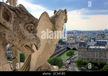 Chimère sur la Cathédrale Notre-Dame Banque D'Images