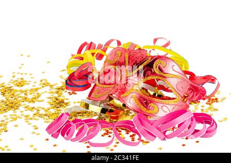 masque rouge avec confettis et streamers isolés sur un fond blanc. Banque D'Images