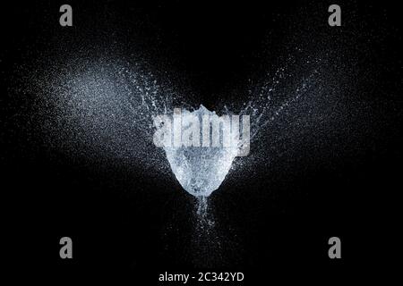 Image à haute vitesse d'une explosion de ballon rempli d'eau à l'instant précis de l'explosion. Banque D'Images