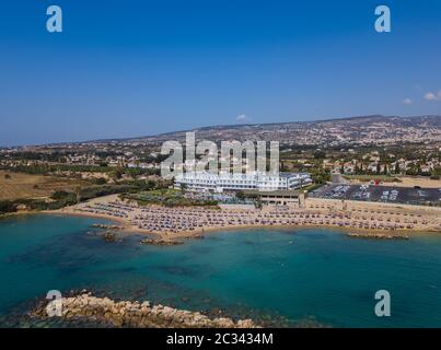 Plage de corail à Paphos Chypre - vue aérienne Banque D'Images