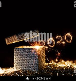 Forfait surprise magique et étincelant de la nouvelle année 2020 devant un fond noir pour un concept de luxe Banque D'Images
