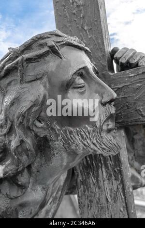 Statue de Jésus portant la croix. La crucifixion de Jésus-Christ comme symbole de l'amour de Dieu. Banque D'Images