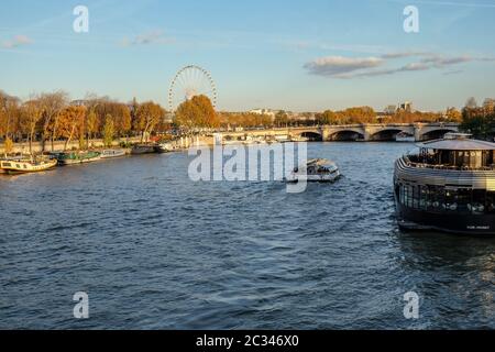 Paris, France - Novembre 2017 : vue depuis le pont Alexandre III à la Seine. Paris. France Banque D'Images