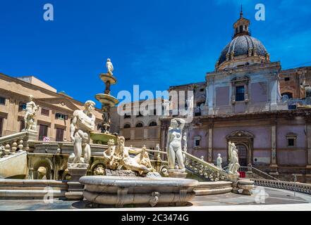 La Piazza Pretoria et la fontaine prétorienne à Palerme, Sicile, Italie. Banque D'Images