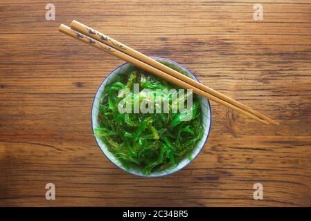 Salade de Wakame Goma japonais sur un fond de bois Banque D'Images