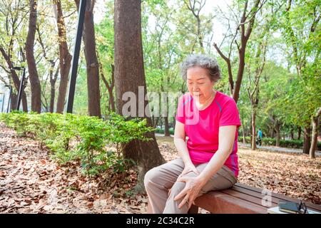 femme senior souffrant de douleur dans la jambe et le genou Banque D'Images