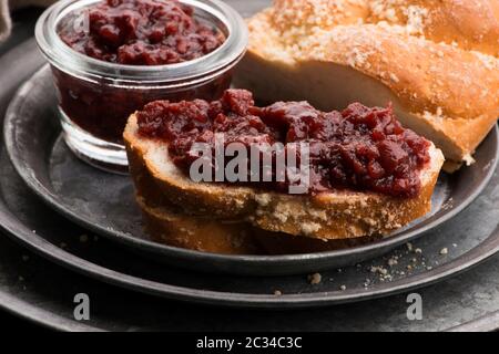 Pain sucré (challah) avec confiture de cerises Banque D'Images