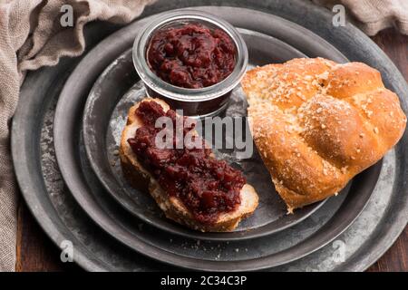 Pain sucré (challah) avec confiture de cerises Banque D'Images