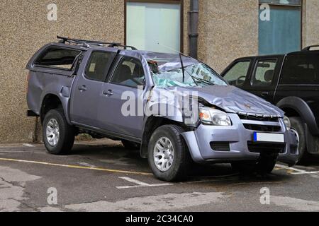 SUV non reconnaissable après un accident de la circulation Banque D'Images