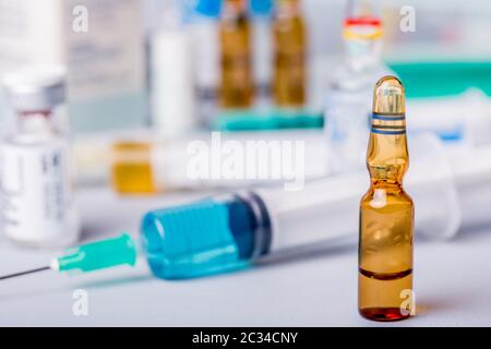 Les seringues avec ampoules de médicaments Banque D'Images
