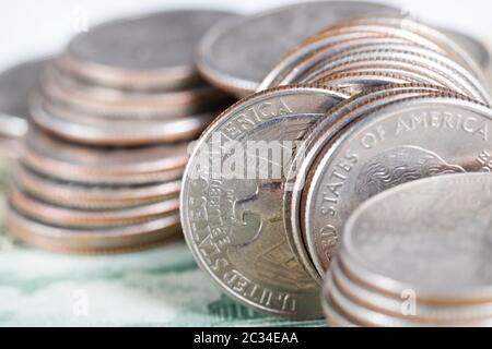 Pièces de monnaie américaines en gros plan, pièces de 25 cents anciennes avec une petite profondeur de champ Banque D'Images