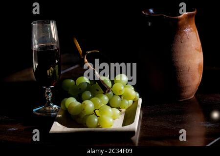 Concept de havest avec une grappe de raisins dans l'ombre et la lumière Banque D'Images