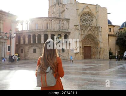 Tourisme à Valence. Vue arrière de belle fille visiter la cathédrale de Valence. Vacances en Espagne. Banque D'Images