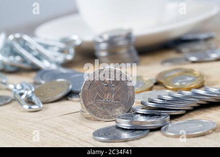 pile inconnue de grande quantité de belles vieilles pièces de monnaie avec côté strié, se reposent ensemble, photo en gros plan de l'argent réel métallique illuminé par la lumière Banque D'Images