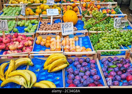 Une grande sélection de fruits frais à la vente à un marché à Naples, Italie Banque D'Images