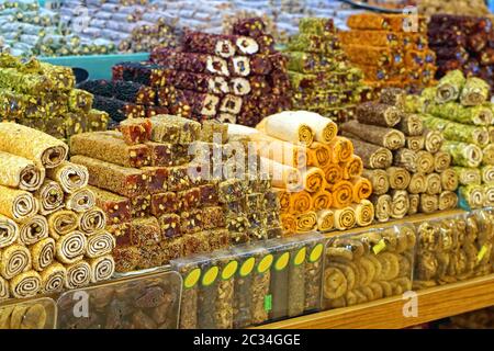 Les gourmandises traditionnelles turques sont au marché Banque D'Images