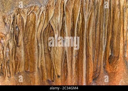 Stalactites et stalagmites dans la grotte New Athos d'Abkhazie Banque D'Images