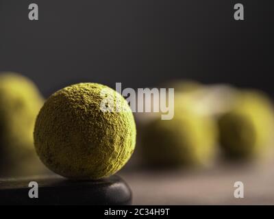 Truffes maison avec poudre de thé matcha, copyspace Banque D'Images